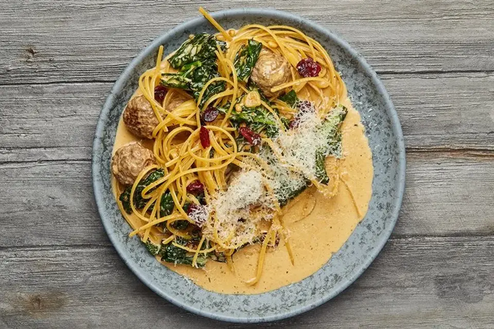Italienske kødboller med pasta, grønkål og pinjekerner — Skagenfoods eget foto