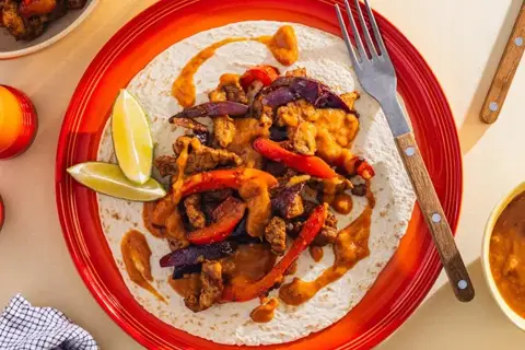 Fajitas med svinekød og mango- og jalapeñosalsa