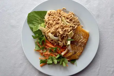 Stegt fisk med peanutbutter nudler og gulerodssalat