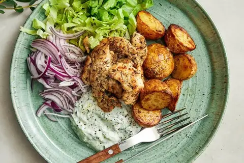 Græsk kylling med tzatziki, ristede kartofler og salat