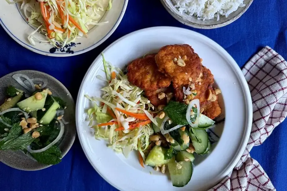 Thai style fiskefrikadeller med spicy kålsalat og sprød agurkesalat — Skagenfoods eget foto