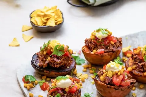 Bagte søde kartofler med frijoles og pico de gallo