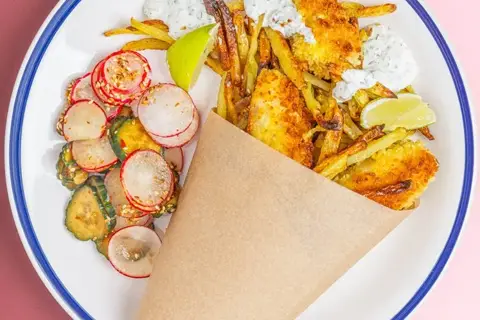 Pankopaneret fish and chips med tartarsauce og japansk sunomono-salat