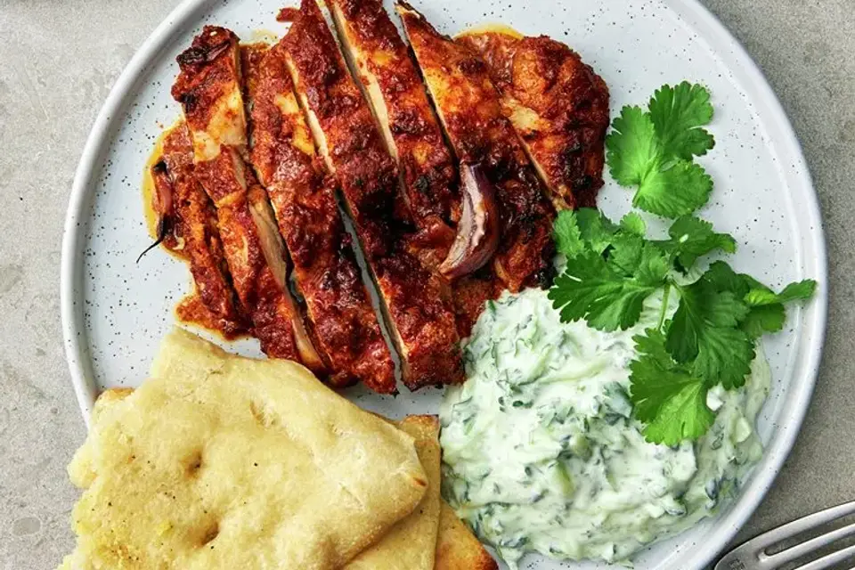 Tandoori kylling med raita, naan og bagte løg — RetNemts eget foto