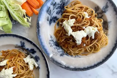 HEAT Pasta bolognese med frisk mozzarella og snackgrønt