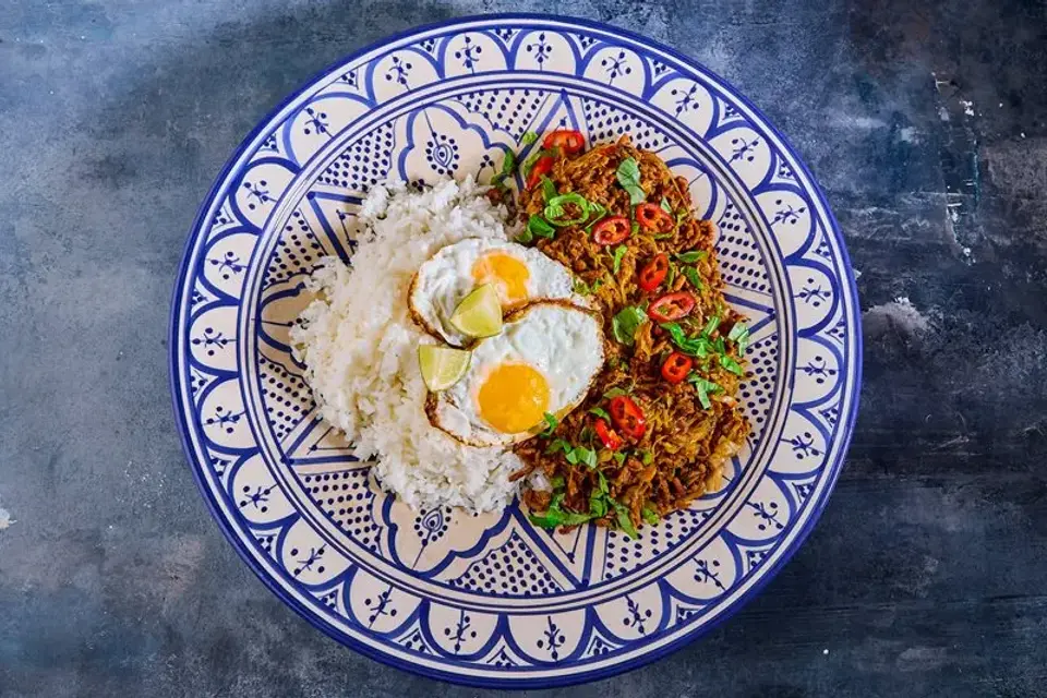 ELITE Team DK Thai basilikumgris med kål og spejlæg — Skagenfoods eget foto