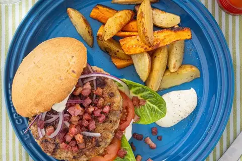 Kyllingeburger med bacon og fritter