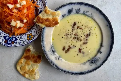 HEAT: Kartoffel-porresuppe med bacon, lune pandebrød og råkost