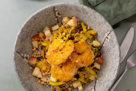 Panerede tigerrejer med ristet kålsalat og mangochutney