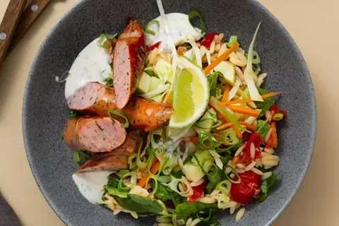 Linguica pølser med tomatrisoni og kålsalat