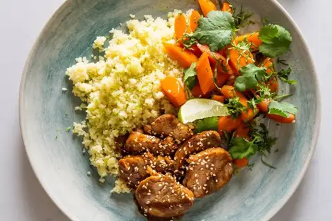 Sautéskiver i teriyaki med honningristede gulerødder og couscous