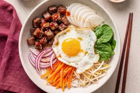 Bibimbap på vildtkød med danmuji og spejlæg
