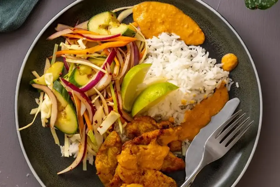 Satay kylling med Thai kål-agurkesalat — RetNemts eget foto