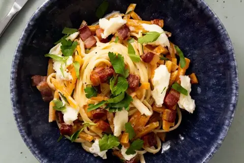 Linguine med rosmarinstegt græskar, mozzarella og sprød bacon