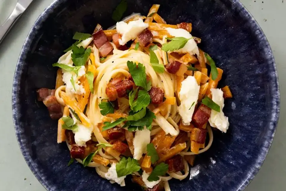 Linguine med rosmarinstegt græskar, mozzarella og sprød bacon — RetNemts eget foto