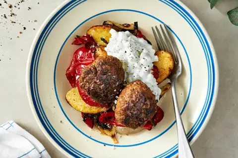 Små karrybøffer med æbleraita, paprikakartofler og peberfrugt