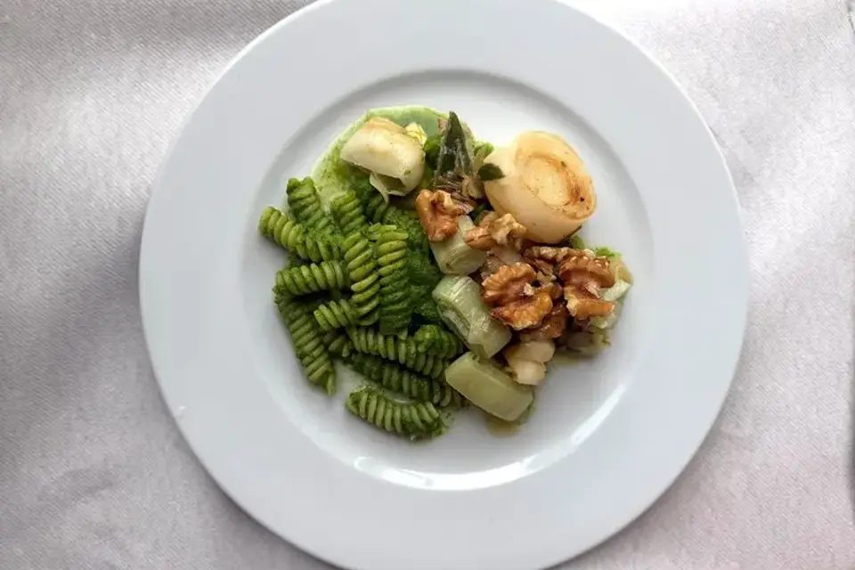 Fusilli med valnødder og salsa verde — Skagenfoods eget foto