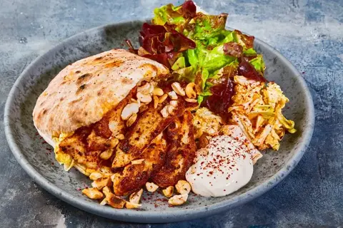Sechuan-stegt kylling i pita med kimchi-kål