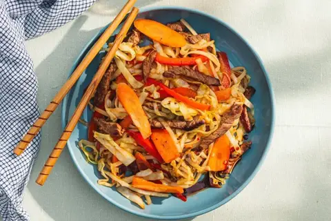 Oksestrimler i wok med miso, nudler og grønt