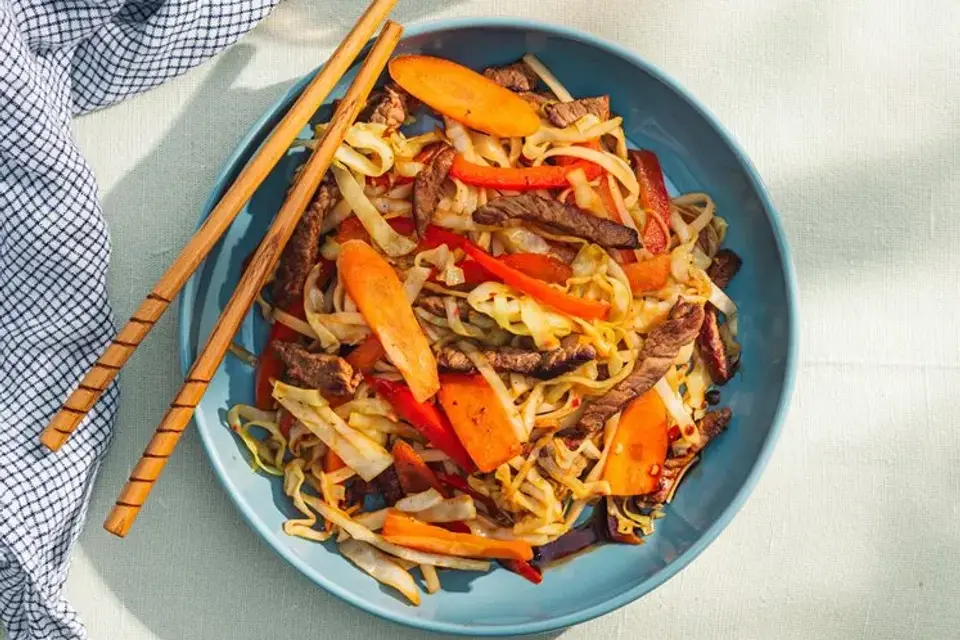 Oksestrimler i wok med miso, nudler og grønt — RetNemts eget foto