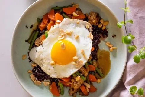 Wok med kylling i teriyaki, stegt æg og bulgur
