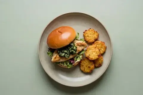 Kyllingeburger med salat, agurkerelish og rösti 🌱