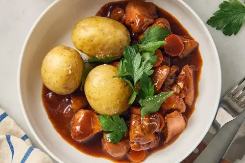 Fransk kyllingegryde med svampe, kogte kartofler og persille