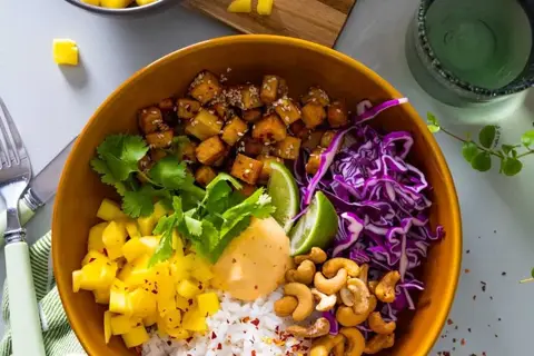 Bowl med ponzumarineret tofu, rødkål og mango