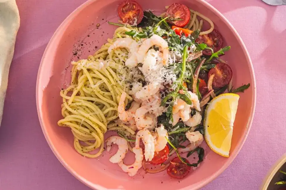 Linguine al pesto med marinerede rejer, tomatsalat og citron — RetNemts eget foto