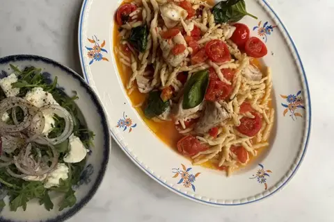Trofie med kulmule, cherrytomatsauce og rucolasalat med mozzarella