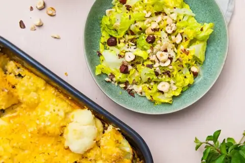 Blomkålsgratin og sprød salat med hasselnødder