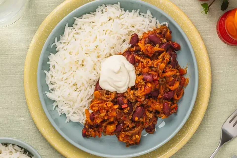 Classic chili con carne med ris og creme fraiche — RetNemts eget foto