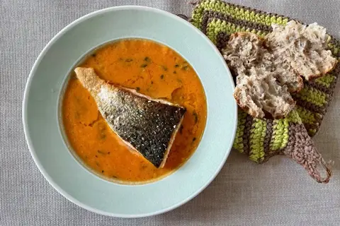 Tomatsuppe med stegt laks og basilikum