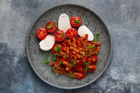 Heat: Vegetarisk bolognese med pasta penne og tomatsalat a la caprese