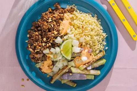 Teriyakistegt svinekød med bulgur, glaskål og syltet fennikel