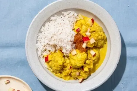 Klassiske boller i karry med æble hertil ris og mangochutney