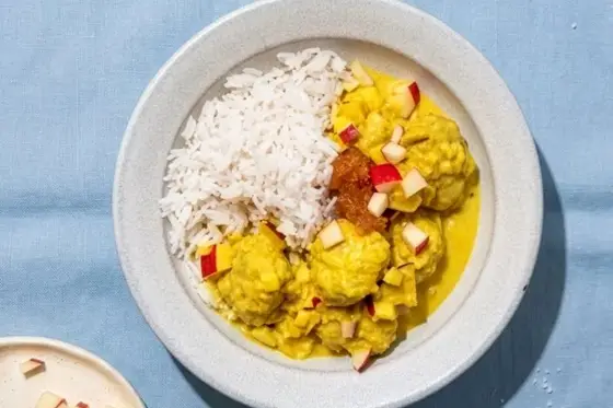 Klassiske boller i karry med æble hertil ris og mangochutney