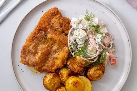 Münchner schnitzel med ovnbagte kartofler og cremet gurkensalat med dild