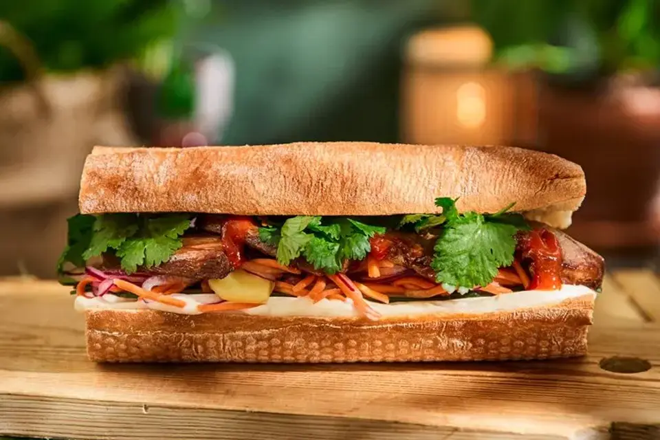 Bánh mì - Vietnamesisk sandwich med soja/ingefærstegt svinekød, syltede grøntsager og koriander — RetNemts eget foto
