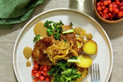 Karbonader med stegte løg, tyttebær og svampesauce