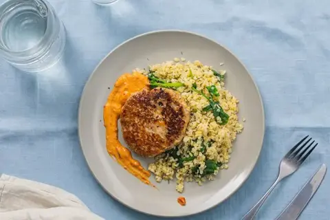 Kyllingekrebinetter med grøntsager, spinatbulgur og ajvar-yoghurt