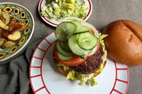 Easy burger med ovnkartofler og cæsarsalat