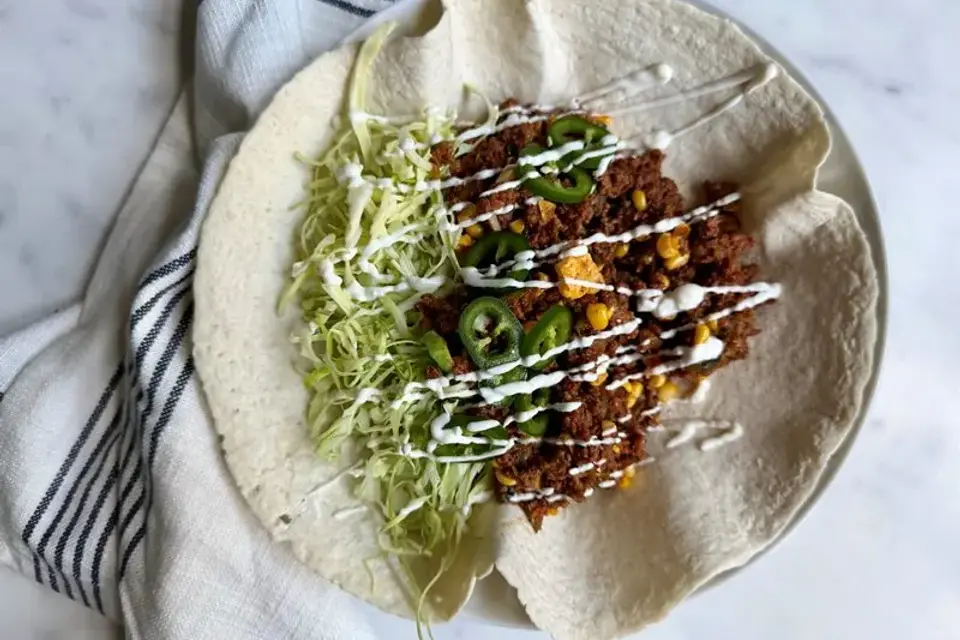 Tortillas med krydret oksekød, creme fraiche og spidskål — Skagenfoods eget foto