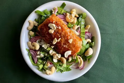 Nudelsalat med sriracha-stegt lange og syltet rødløg