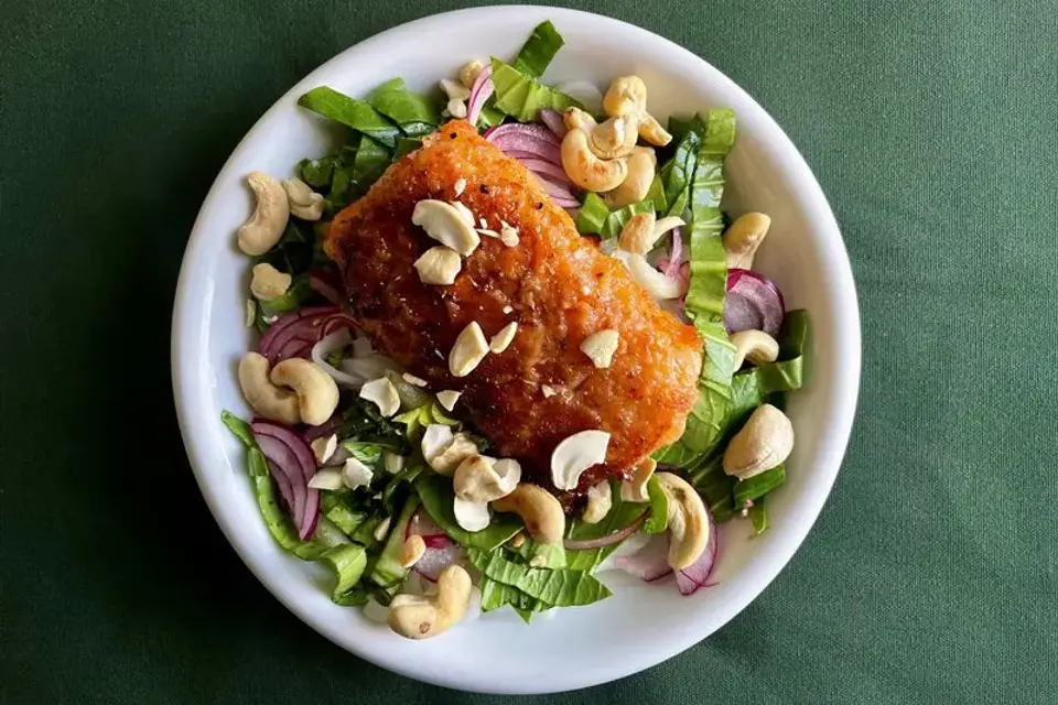 Nudelsalat med sriracha-stegt lange og syltet rødløg — Skagenfoods eget foto