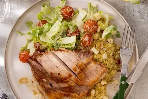 Stegte koteletter med bulgursalat, cherrytomater og hvidløgsdressing