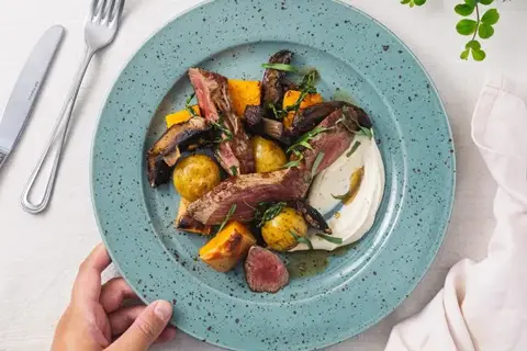 Oksebøf på bagt græskar og portobello med bearnaisecreme