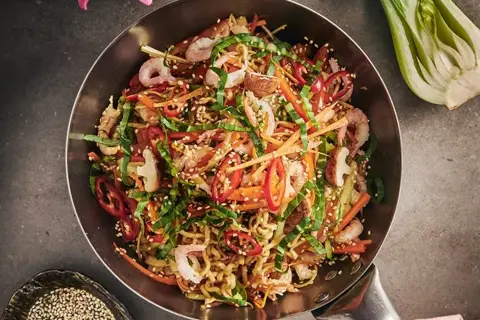 Japchae - Sojamarinerede nudler med grønt, sesamfrø og rejer