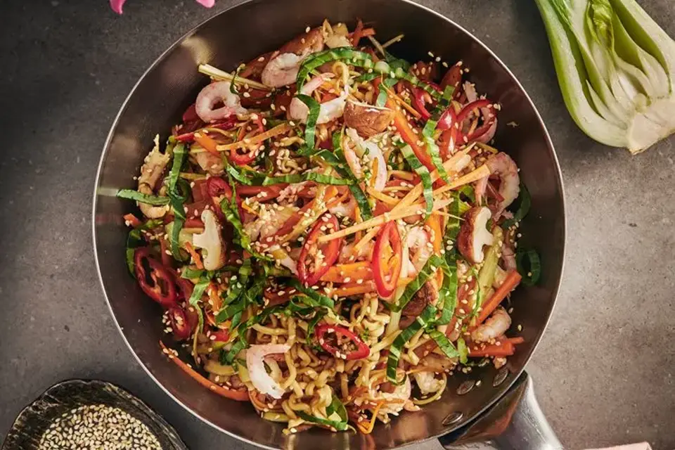 Japchae - Sojamarinerede nudler med grønt, sesamfrø og rejer — RetNemts eget foto