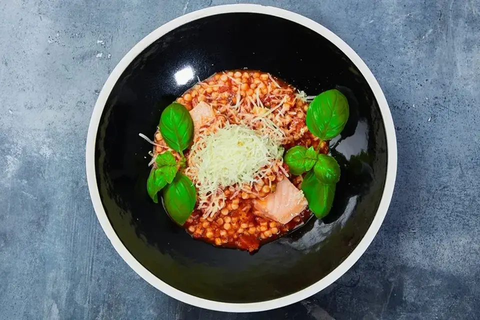 ELITE Team DK: Ovnbagt laks med tomatsauce, squash, parmesan og fregola — Skagenfoods eget foto